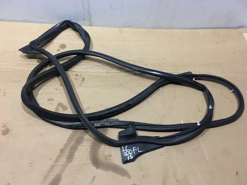 Уплотнитель двери Toyota Land Cruiser 200 2015 6786260150 URJ202 4.6 1UR-FE, передний левый