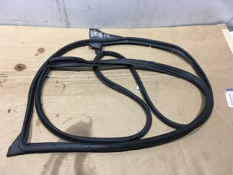 Уплотнитель двери передней правой Toyota Land Cruiser 200 2015 6786160150 URJ202 4.6 1UR-FE, передний правый