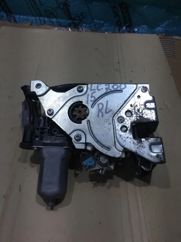 Замок двери багажника Toyota Land Cruiser 200 2015 6939060061 URJ202 4.6 1UR-FE, задний левый