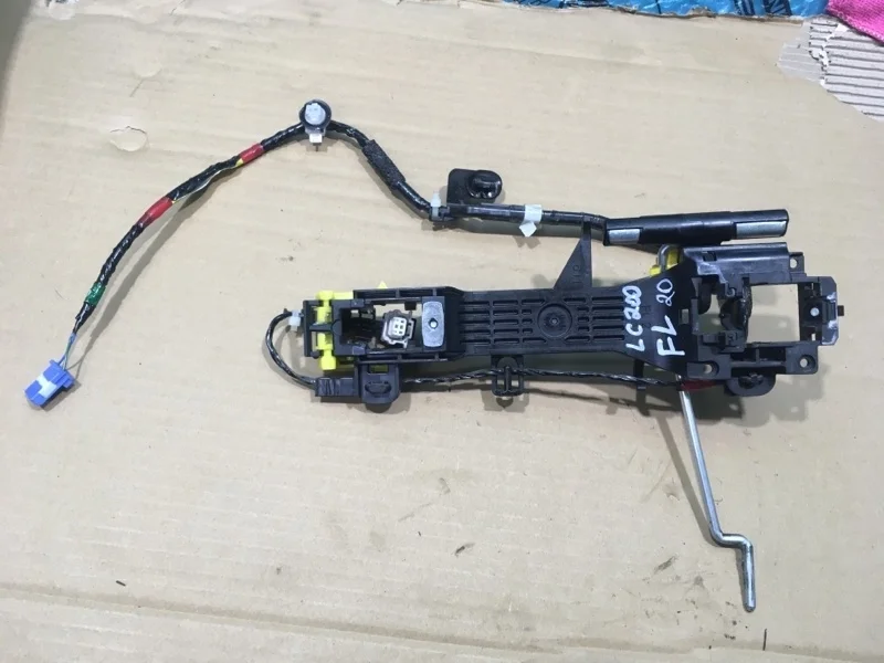Кронштейн ручки двери Toyota Land Cruiser 200 2020 6920260050 URJ202 1VD-FTV 4.5, передний левый