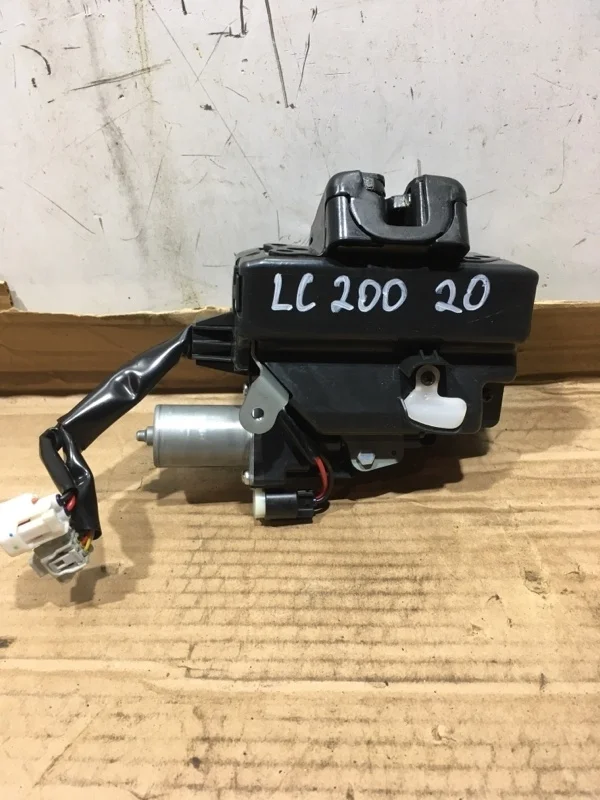 Замок двери багажника верхней Toyota Land Cruiser 200 2020 6935060191 URJ202 1VD-FTV 4.5
