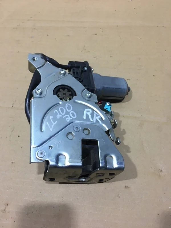 Замок двери багажника Toyota Land Cruiser 200 2020 6938060071 URJ202 1VD-FTV 4.5, задний правый