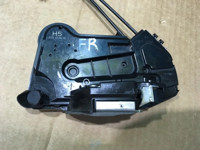 Замок двери передней правой Toyota Fortuner 2018 6903002480 1GD-FTV 2.8