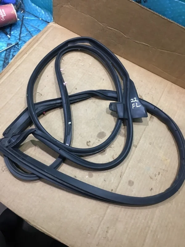 Уплотнитель двери Toyota Land Cruiser 200 2018 6786260150 URJ202 1VD-FTV 4.5, передний левый