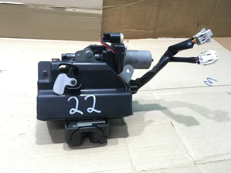 Замок двери багажника верхней Toyota Land Cruiser 200 2018 6935060191 URJ202 1VD-FTV 4.5