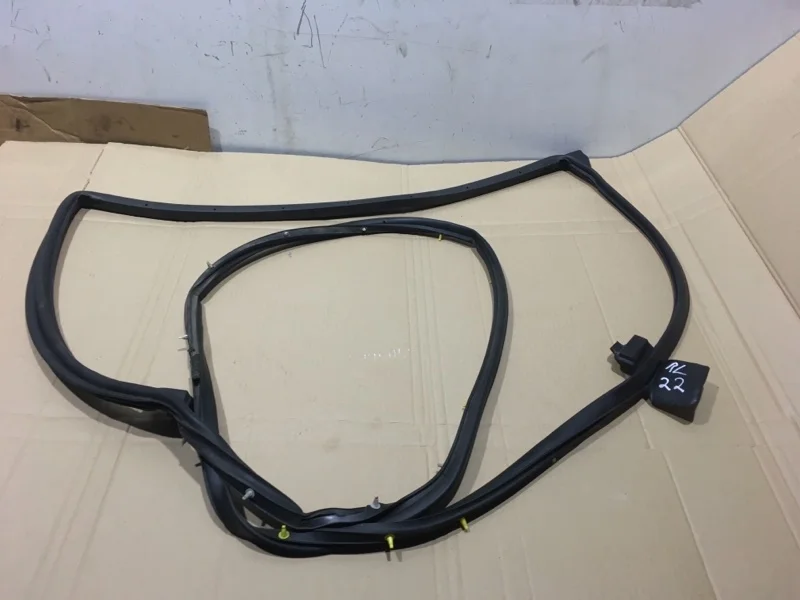 Уплотнитель двери задней левой Toyota Land Cruiser 200 2018 6787260110 URJ202 1VD-FTV 4.5