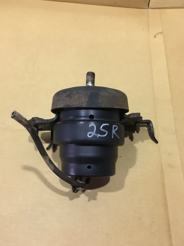 Опора двигателя правая Toyota Land Cruiser 200 2016 1236151030 URJ202 1VD-FTV 4.5