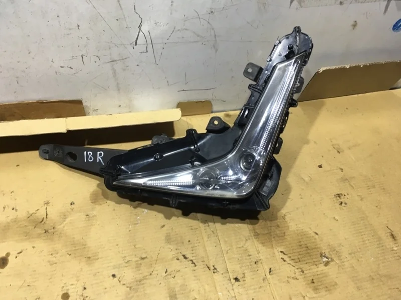 Фара противотуманная правая Lexus Lx570 2016 8136060070 URJ200 3UR-FE 5.7
