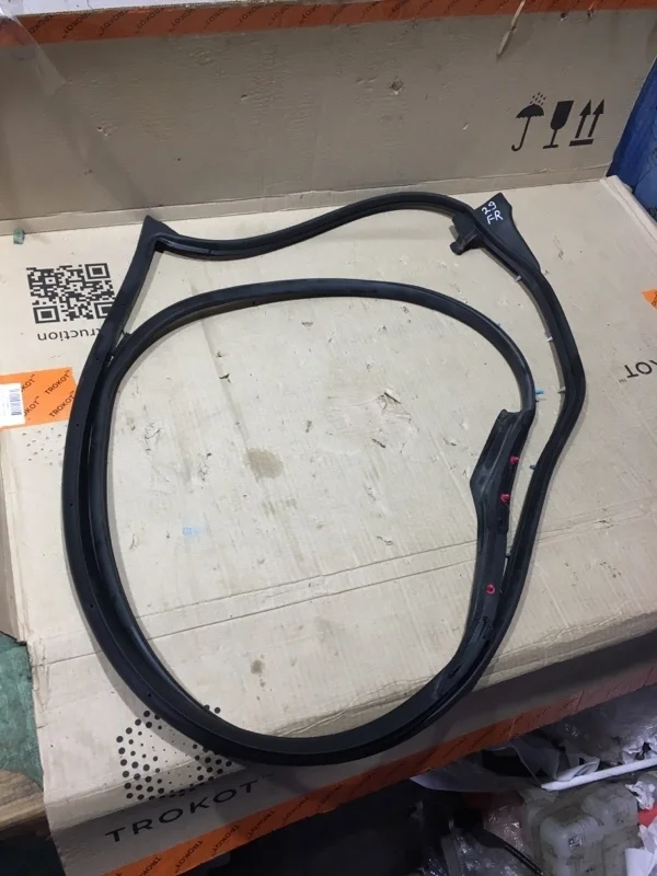 Уплотнитель двери Toyota Land Cruiser 2016 6786160150 URJ202 1VD-FTV 4.5, передний правый