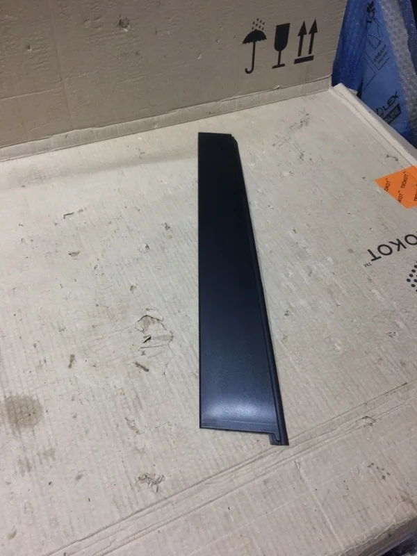 Молдинг задней правой двери Toyota Land Cruiser 2016 7576160060 URJ202 1VD-FTV 4.5
