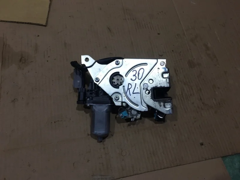 Замок двери багажника Toyota Land Cruiser 2018 6939060061 URJ202 4.5 1VD-FTV, задний левый