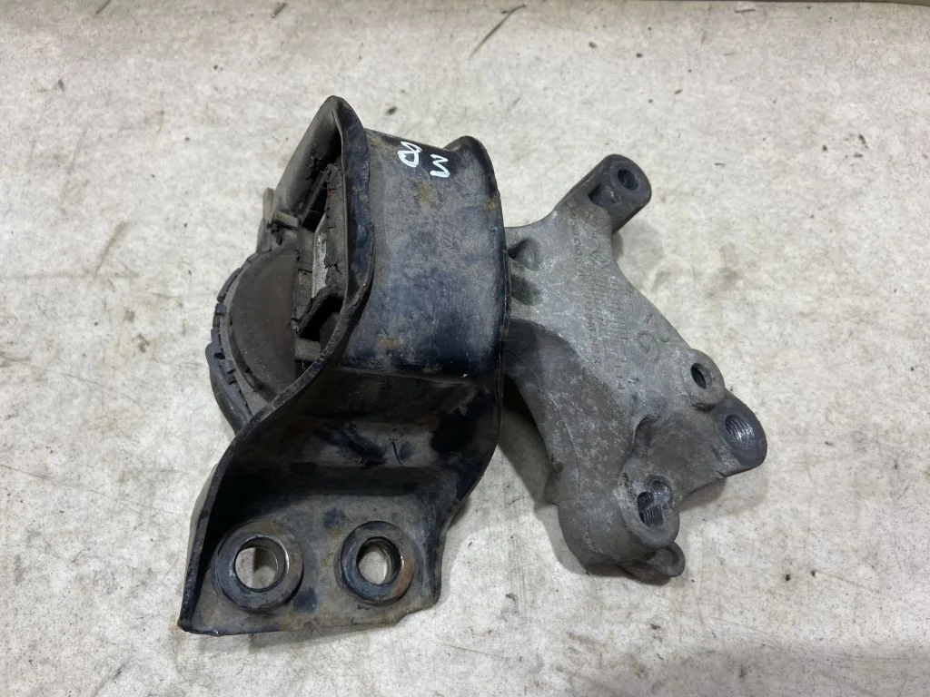 Опора двигателя прав Nissan Qashqai J11