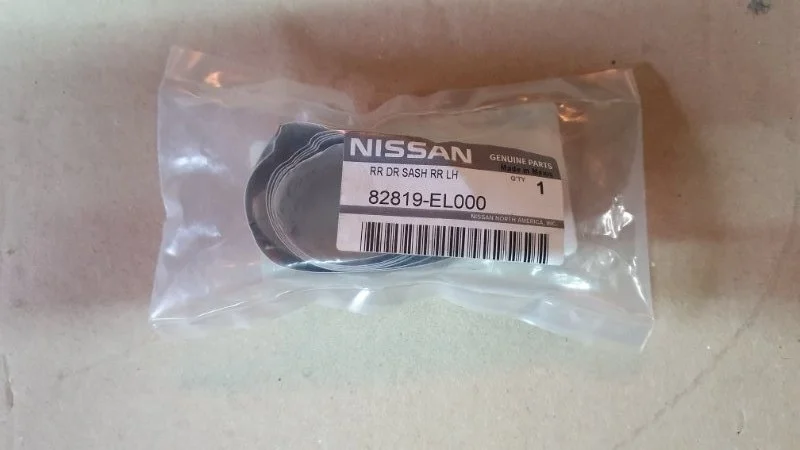 Наклейка на дверь Nissan Tiida 2007-2013 82819EL000 C11, задняя левая