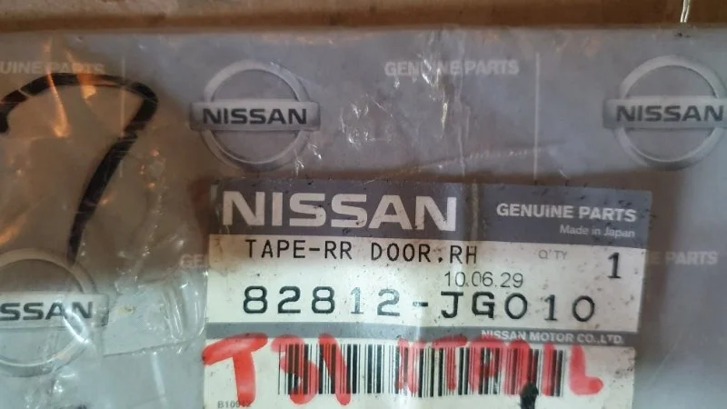 Наклейка на дверь Nissan X Trail 2009-2010 82812JG010 T31, задняя правая