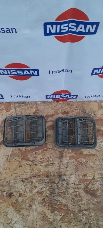 Решетка вентиляционная Nissan Tiida 2007-2012 76804ED50A C11 HR16, задняя