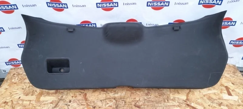 Накладка крышки багажника Nissan Qashqai 2006-2013 90901JD000 J10 MR20, задняя