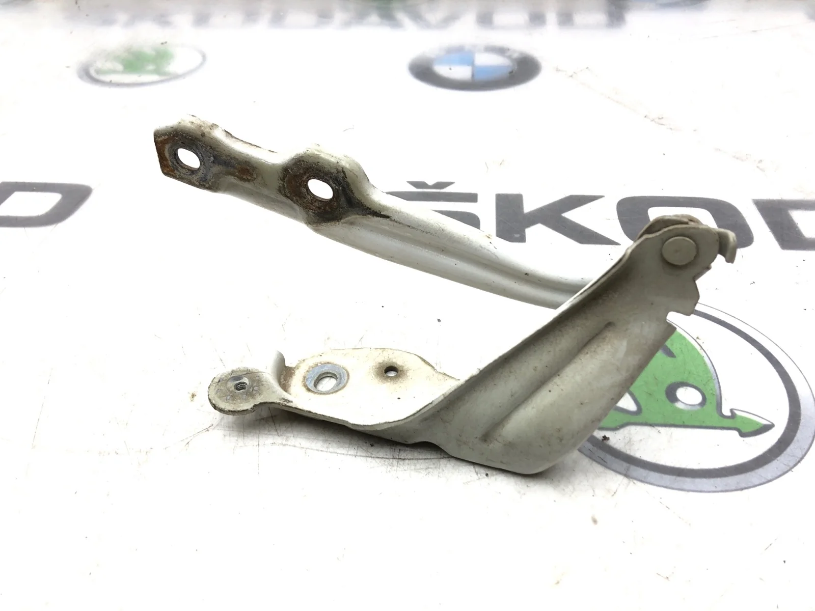 Петля капота Skoda Octavia 2016 5E0823301 A7 (5E) 1.6 CXXB, левая