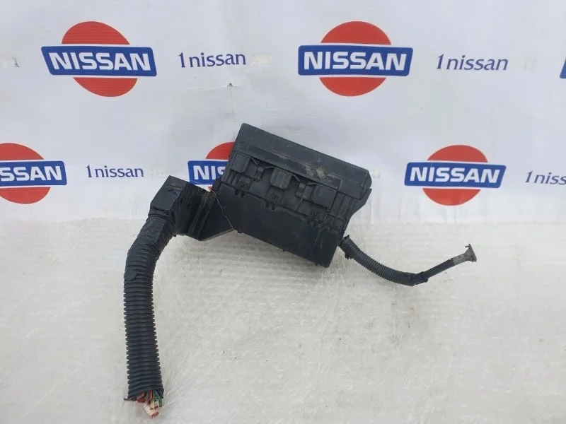 Блок предохранителей под капот Nissan Almera 2000-2006 243804M480 N16 QG 15, передний левый