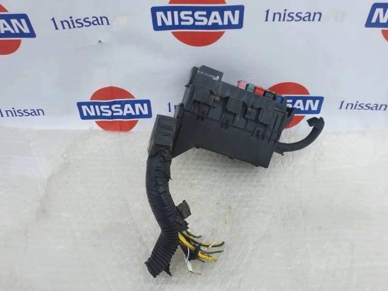 Блок предохранителей под капот Nissan Almera 2000-2006 243804M480 N16 QG 15, передний левый