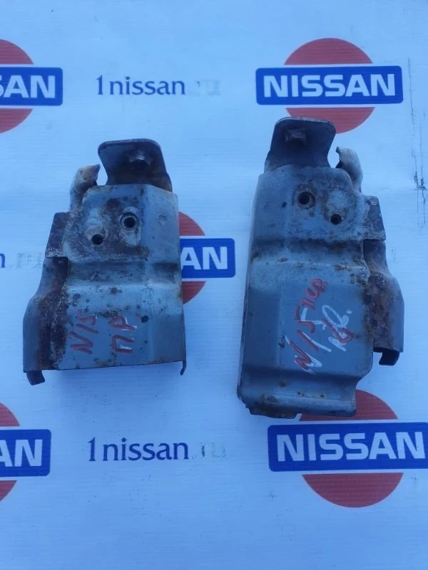 Кронштейн усилителя переднего бампера Nissan Almera 1995-2000 622111N000 N15 GA16, передний