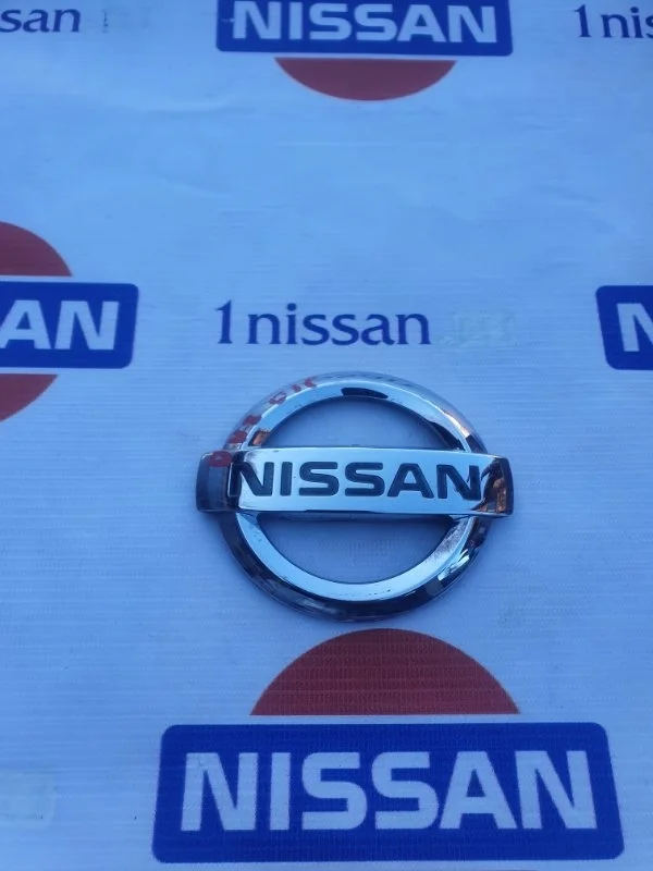Эмблема Nissan Qashqai 2006-2013 90890JD000 J10 MR20, задняя