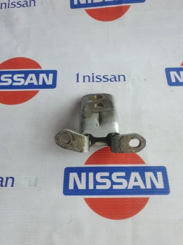 Петля двери Nissan Primera 1996-2001 804012F030 P11 GA16DE, передняя левая