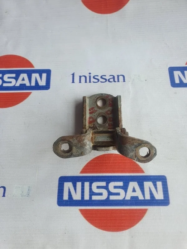 Петля двери Nissan Primera 1996-2001 804002F030 P11 GA16DE, передняя правая