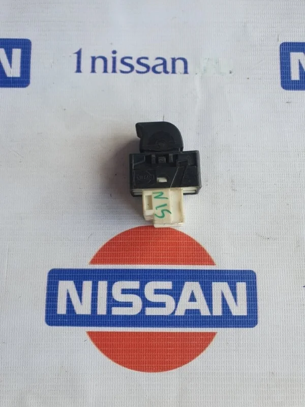 Кнопка стеклоподъемника Nissan Almera 1995-2000 254110M010 N15 GA16, передняя правая