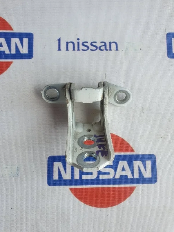 Петля двери Nissan Juke 2014- 824204EA0A F15 HR16DE, задняя правая