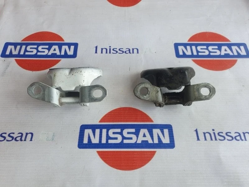 Петля двери Nissan Qashqai 2006-2013 80420BU030 J10 MR20, передняя правая