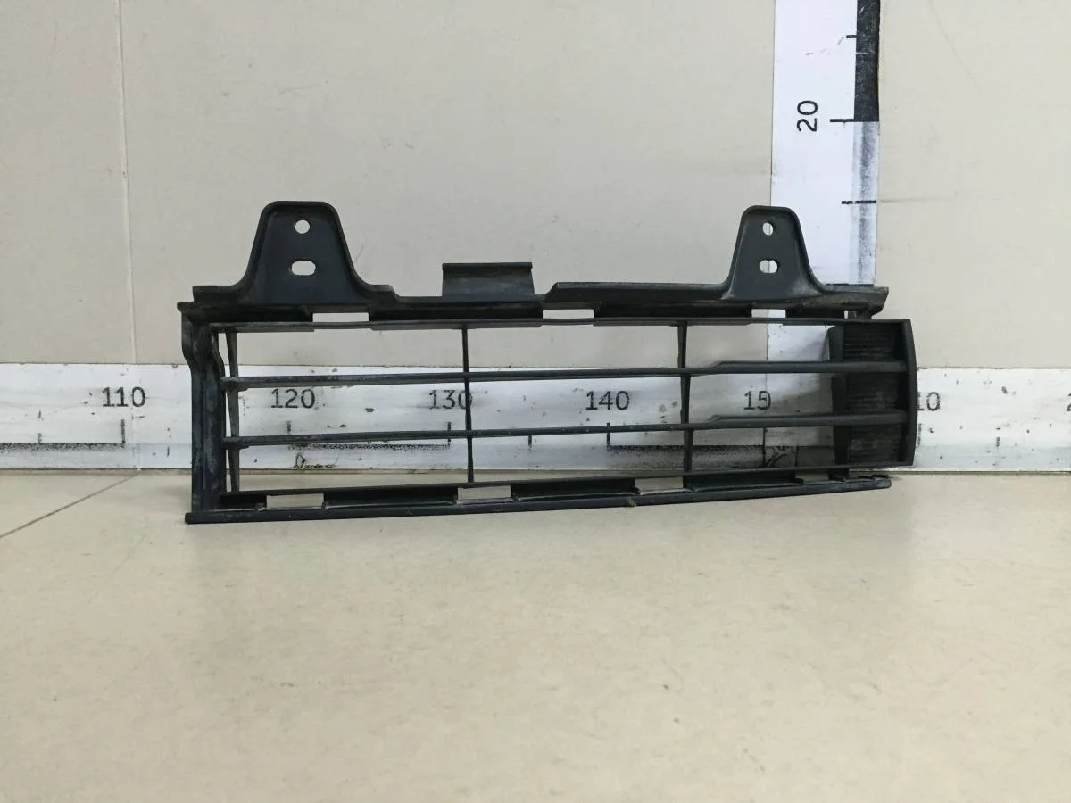 Решетка в бампер левая Toyota Land Cruiser J200 2007-2015