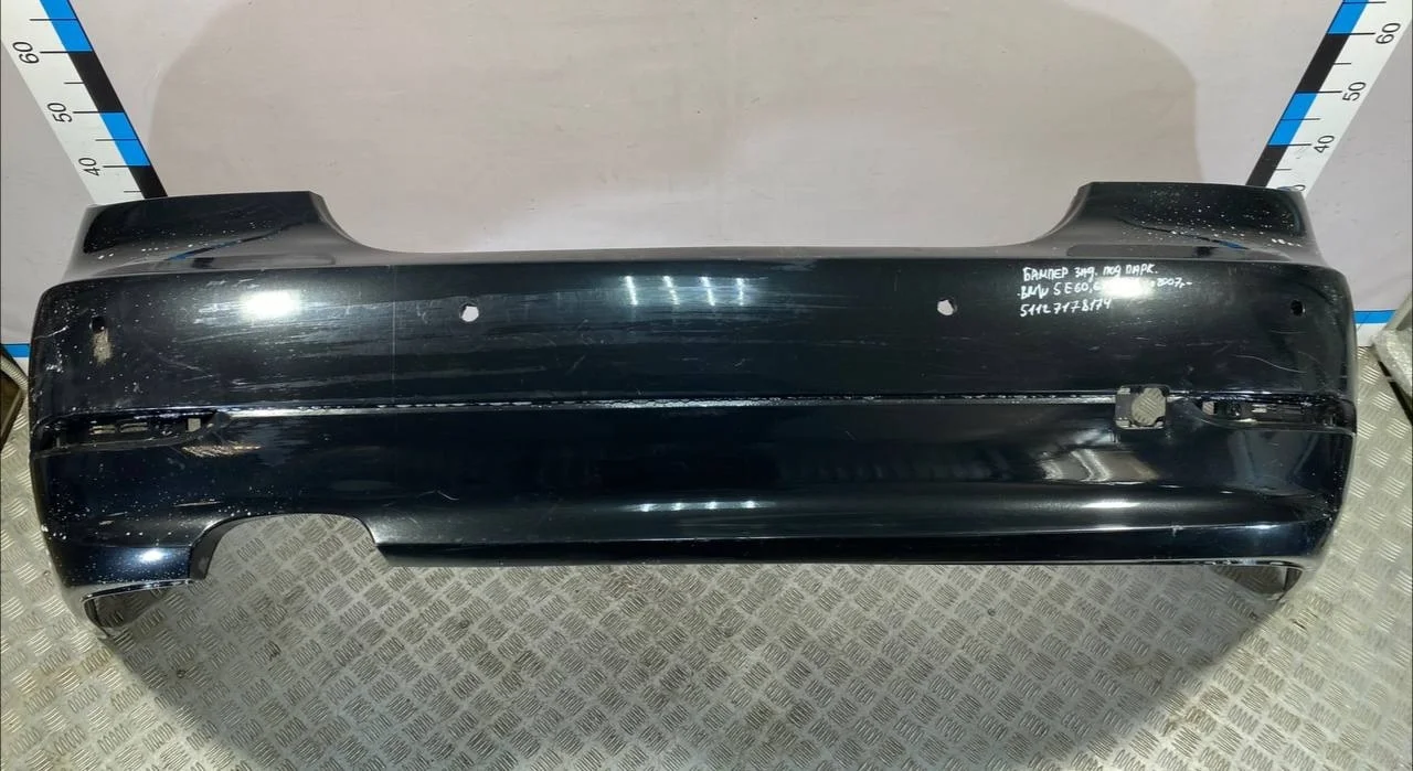 [Б/У] Бампер задний BMW 5-Серия E60 2007-2009 - счес пластика 2х2 см слева, примятость у лючка, под парктрон [Незначительные дефекты] [Код: 00290052 ]