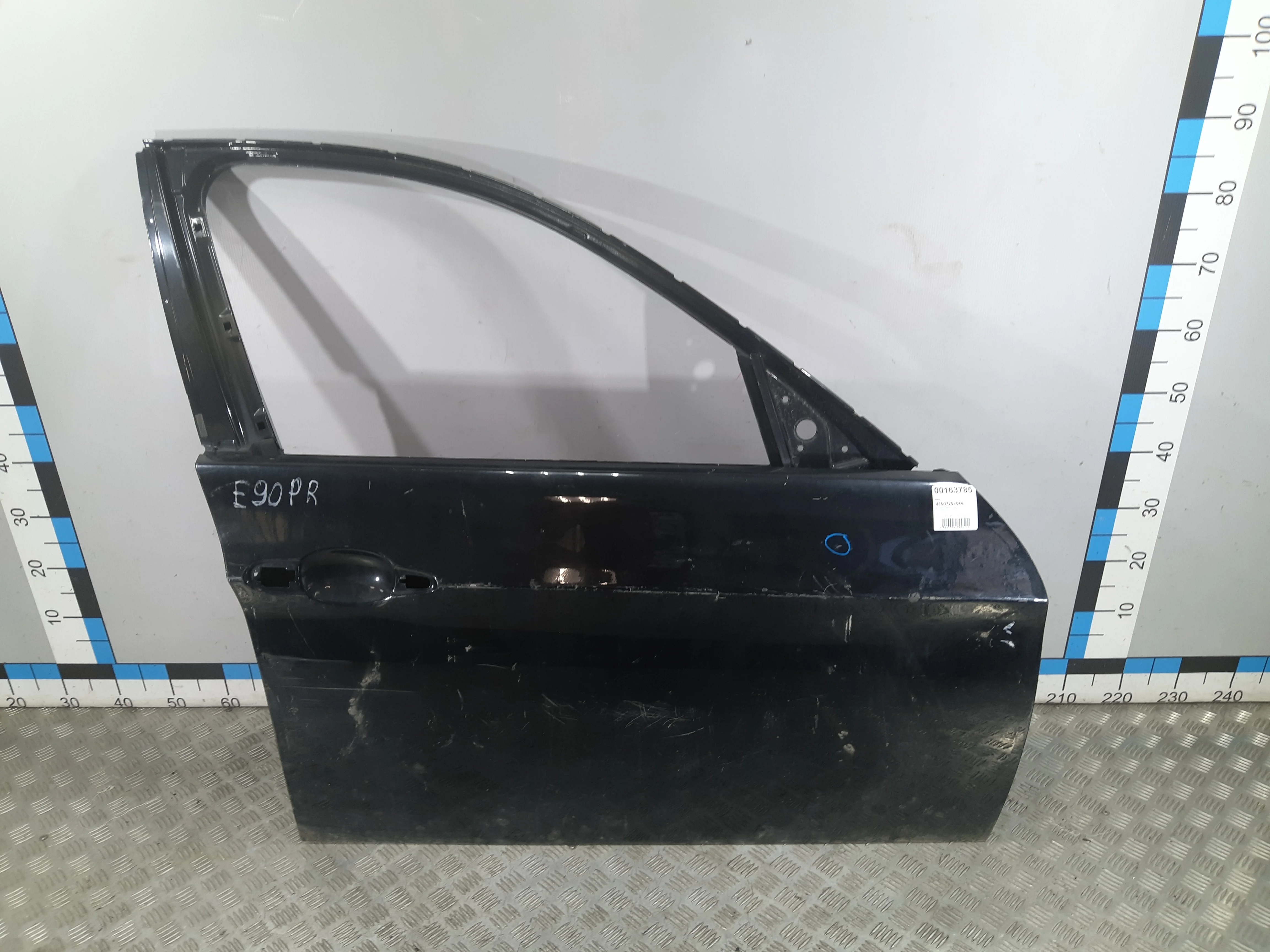[Б/У] Дверь передняя правая BMW 3 E90/E91 - Передняя части рихтованная, небольшая вмятина [Незначительные дефекты] [Код: 00353551 ]