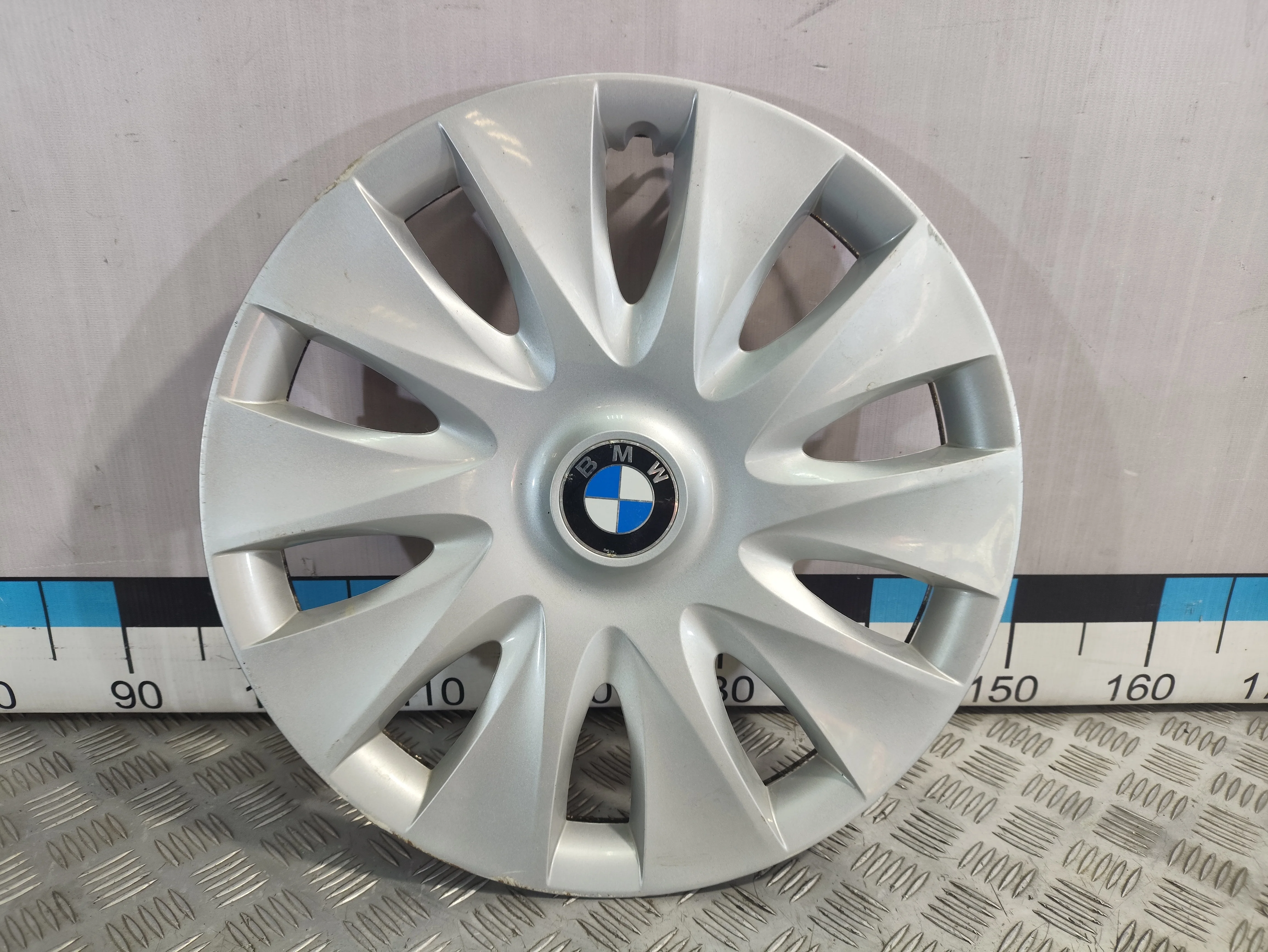 [Б/У] Колпак колеса R16 BMW - Царапины. Под покраску [Незначительные дефекты] [Код: 00435379 ]