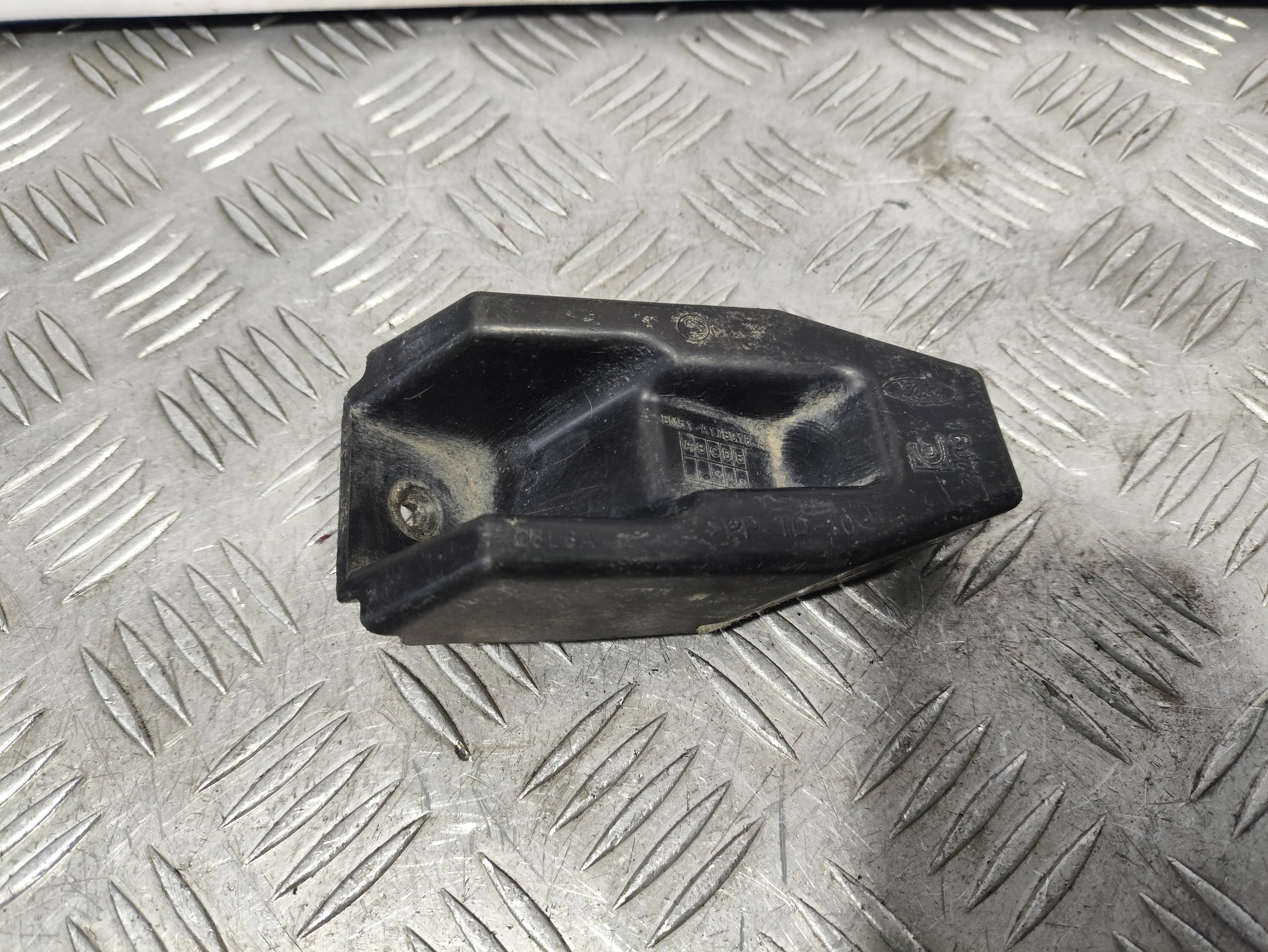 [Б/У] Кронштейн заднего бампера L=R Ford Focus III 2011> [Код: 00425130 ]