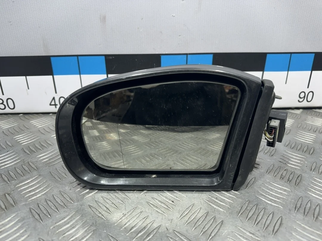 [Б/У] Зеркало левое MB W203 2000-2004 - в сборе / короткий провод, большая фишка / 7 проводов, электрическое, дефект крепления фишки [Незначительные дефекты] [Код: 00413902 ]