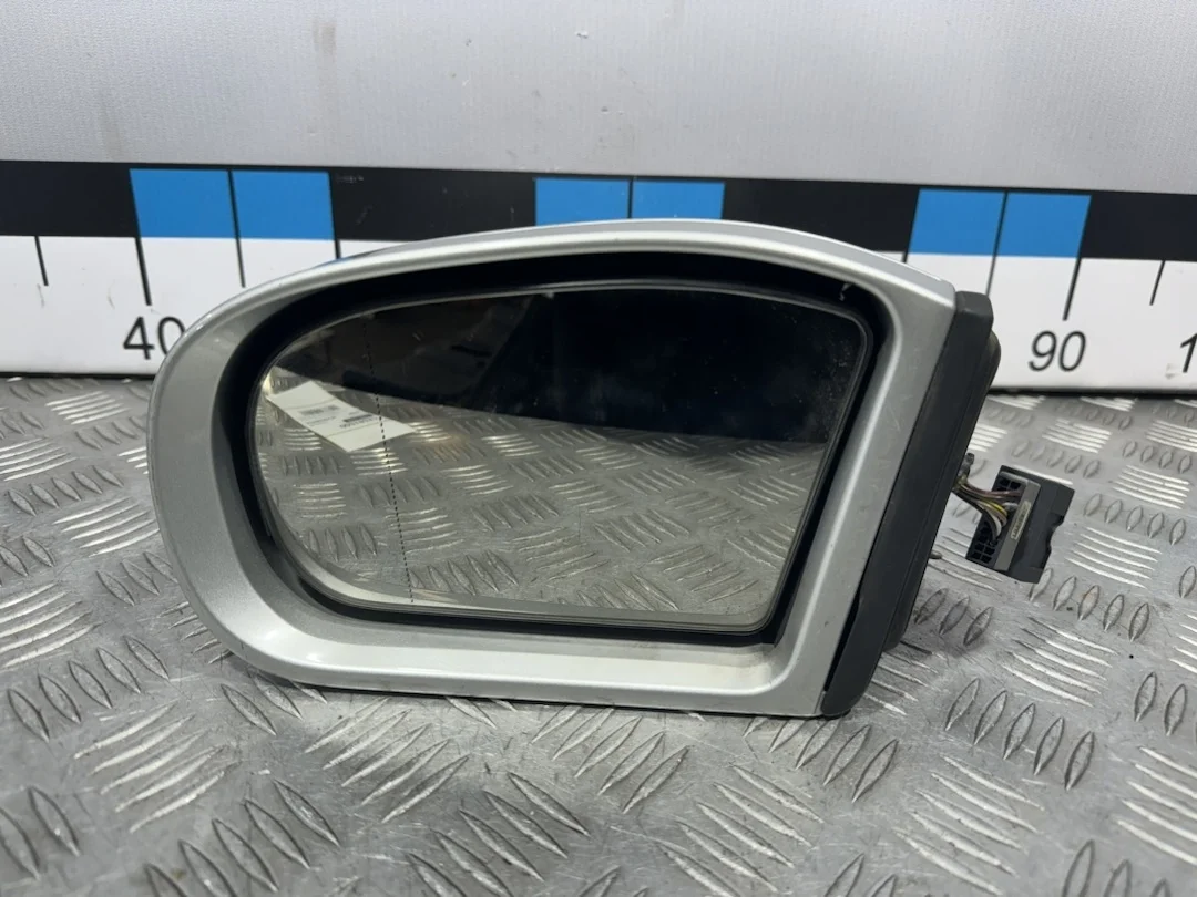 [Б/У] Зеркало левое MB W203 2000-2004 - в сборе / короткий провод, большая фишка / 7 проводов, электрическое, дефект крепления фишки [Незначительные дефекты] [Код: 00413903 ]