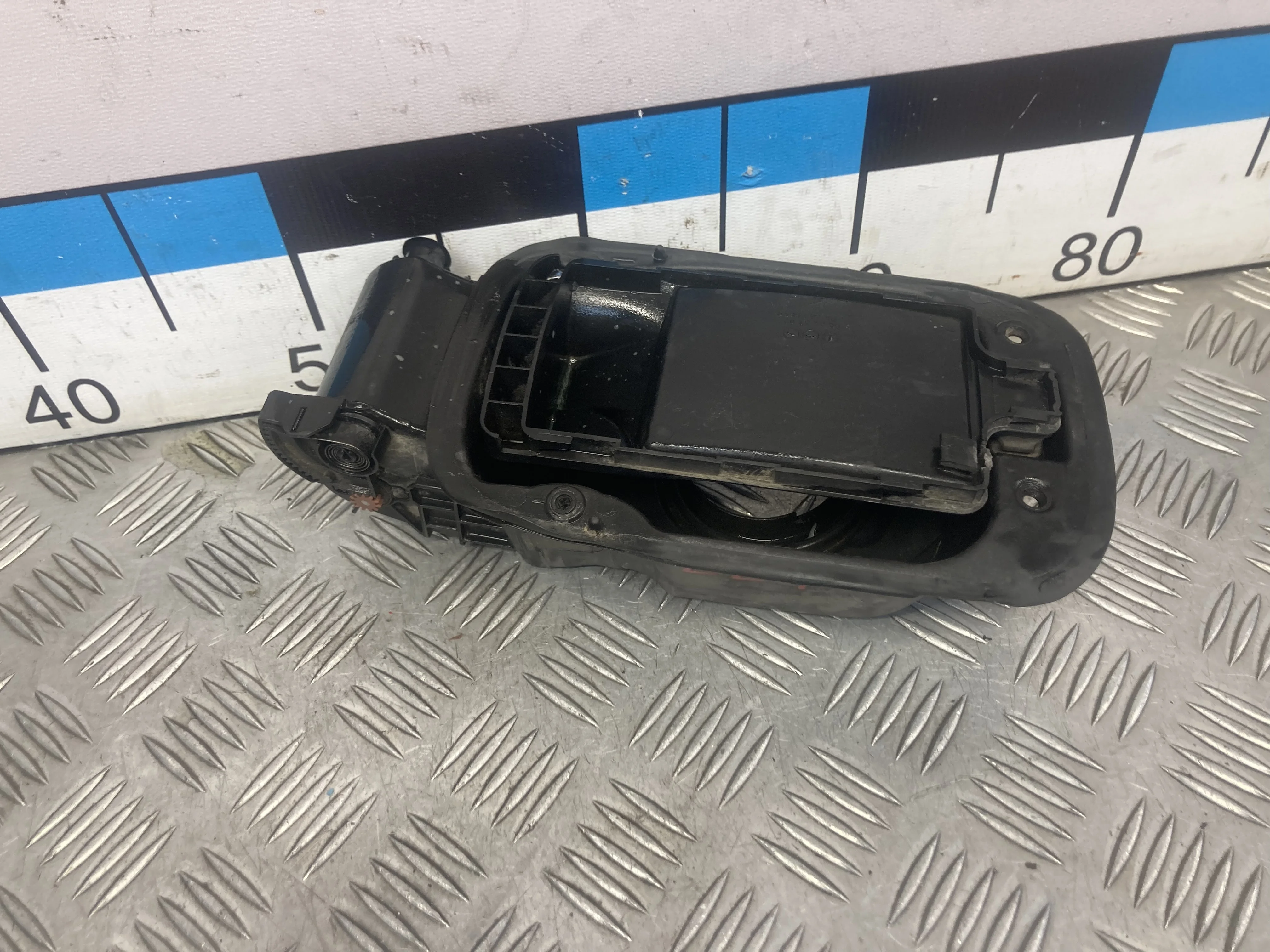 [Б/У] Ниша лючка бензобака MB W221 [Код: 00355741 ]