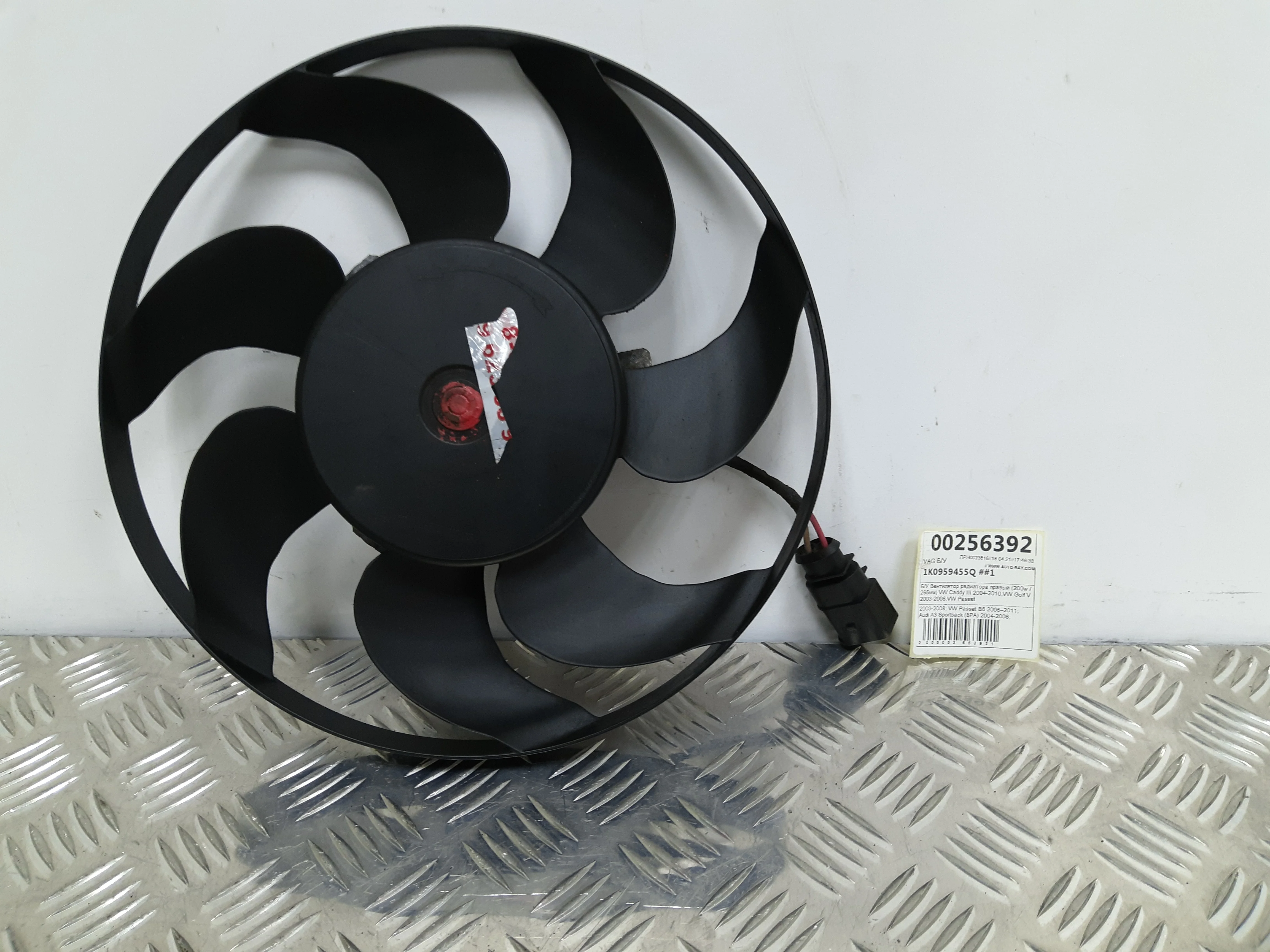 [Б/У] Вентилятор радиатора правый 200w / 295мм VW Caddy III 2004-2010,VW Golf V 2003-2008,VW Passa - Отличное состояние. [Код: 00288939 ]