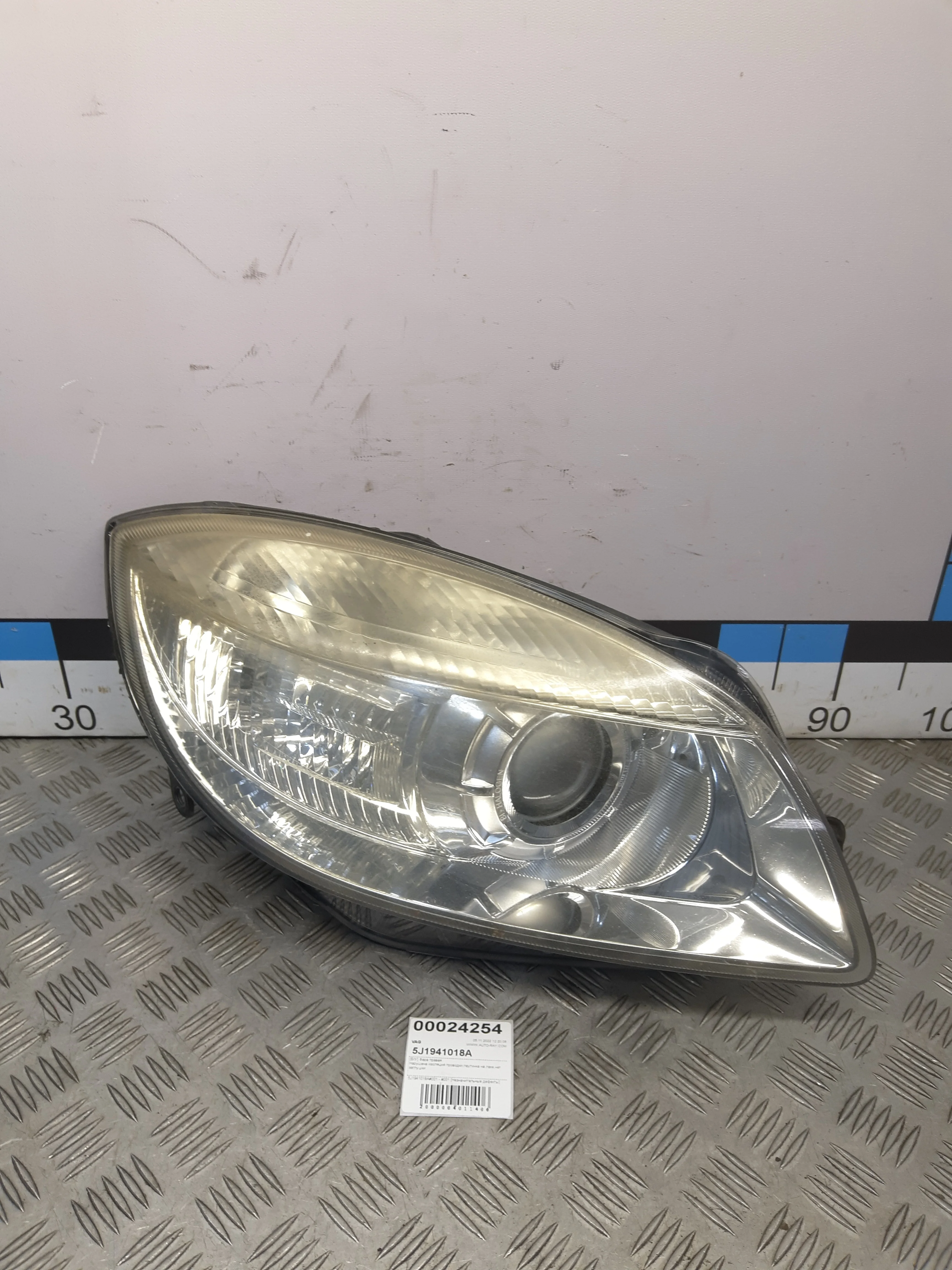 [Б/У] Фара правая Skoda Roomster 2007 - нарушена изоляция проводки,паутинка на лаке,нет заглушки [Незначительные дефекты] [Код: 00365072 ]