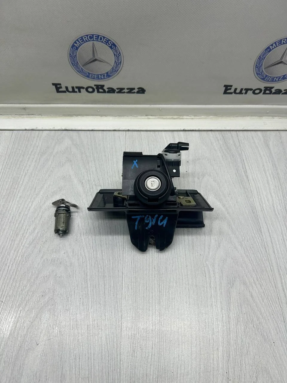 Замок багажника с личинкой Mercedes W210 W208 W202
