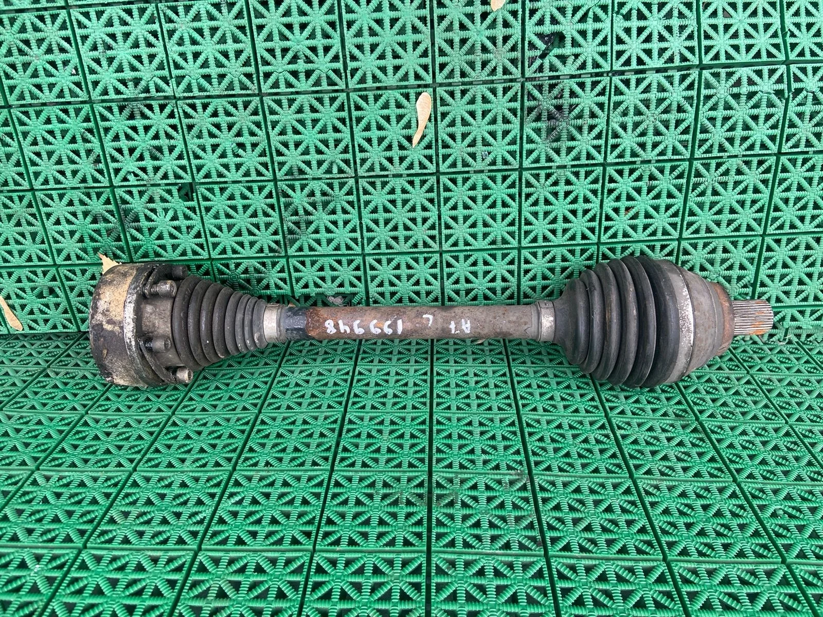 Вал привода со шрусами AUDI A3, SKODA OCTAVIA 1Z, VOLKSWAGEN GOLF 6/7 PASSAT /B7/CC, CADDY, TOURAN 2011- МКПП левый 523/100 б/у A3(2004-2013);OCTAVIA 1Z(2004-2012);GOLF 6(2009-2013);CADDY(2004-2014);PASSAT B7(2011-2015)