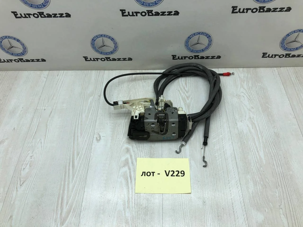 Замок двери багажника Mercedes W906