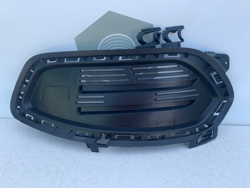 Решетка переднего бампера правая Mercedes CLA C117