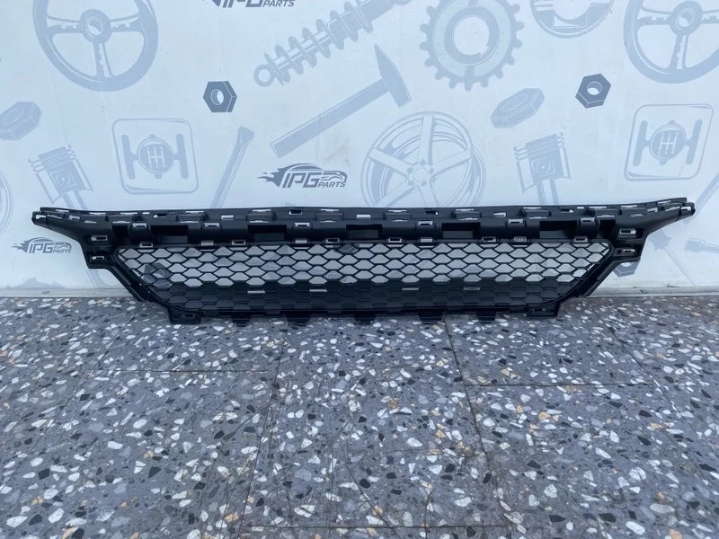 Решетка переднего бампера центральная Mercedes W205