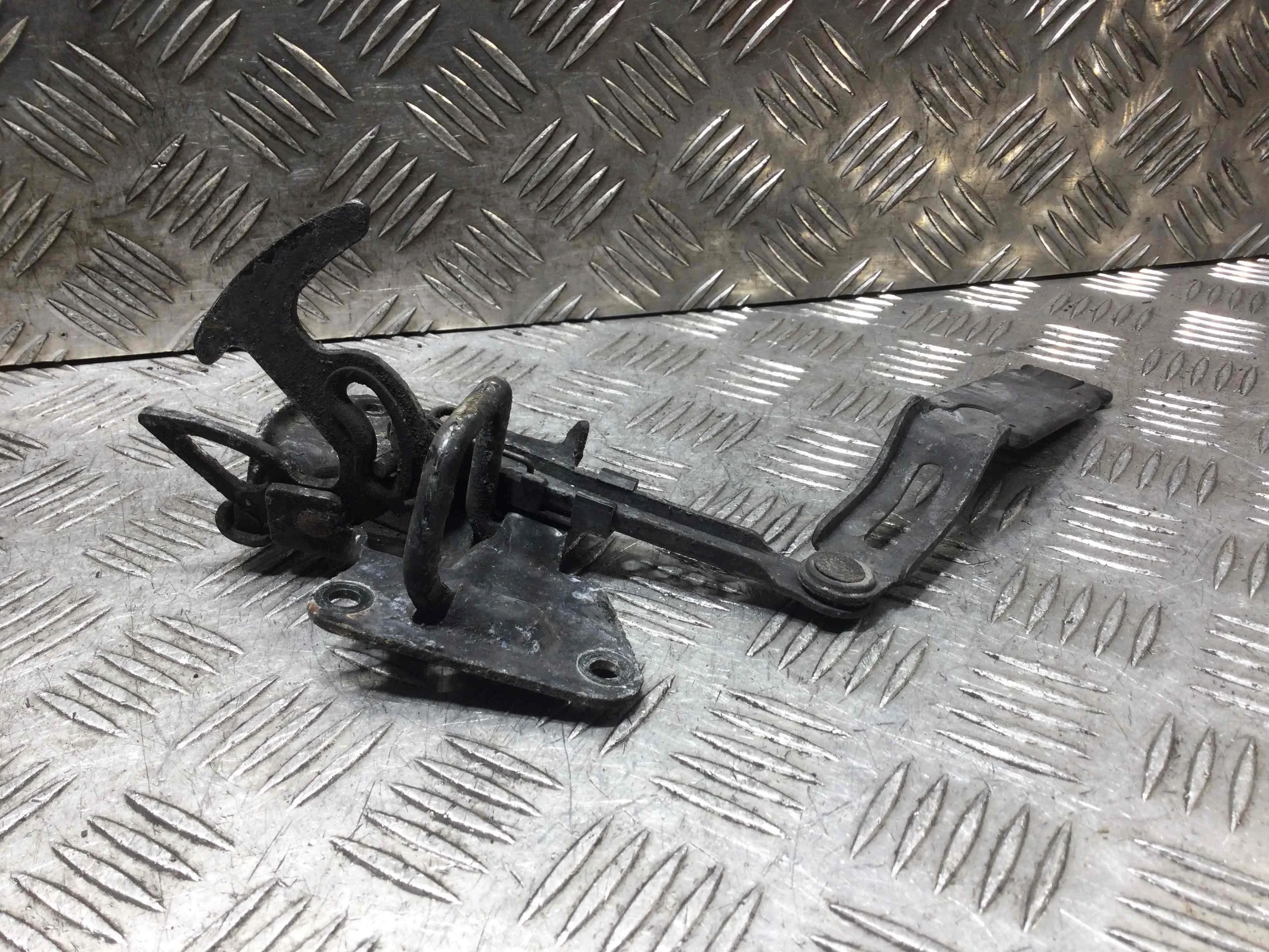 Крюк капота Audi A6 C5/4B (1997-2004) бензин 1.8  Механика Седан