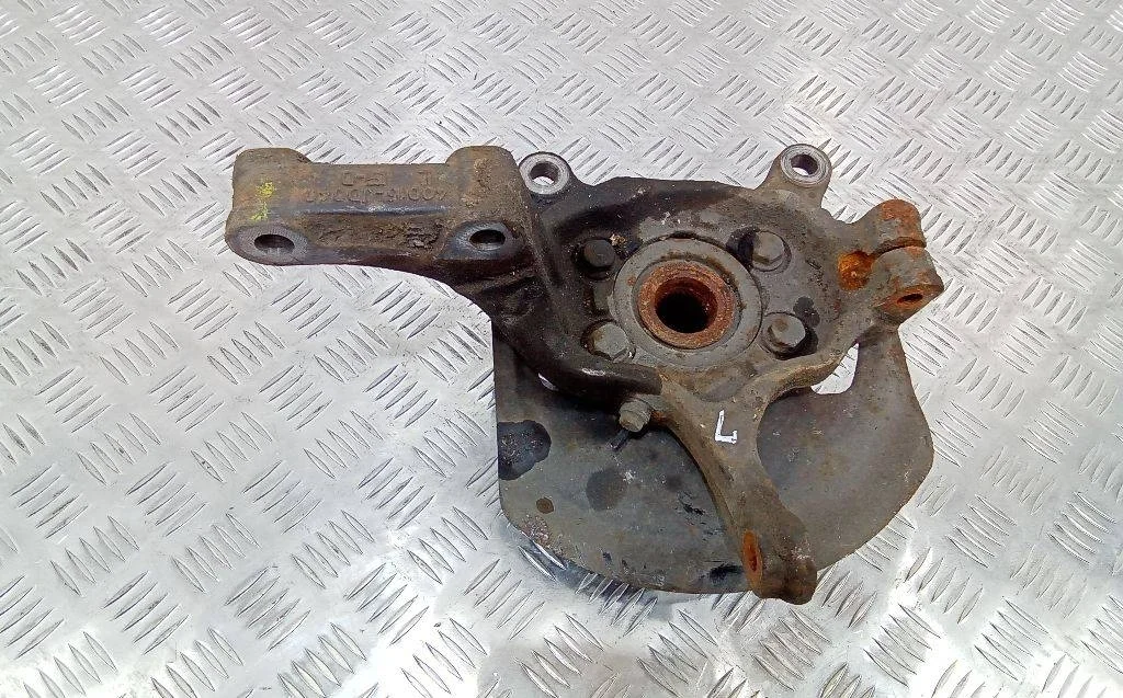 кулак левый Nissan Qashqai 1 поколение