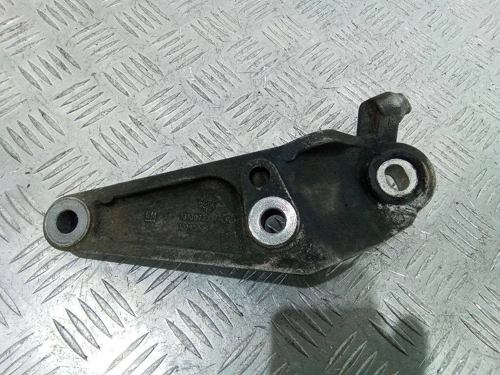 кронштейн коробки (балка кпп) Opel Corsa D
