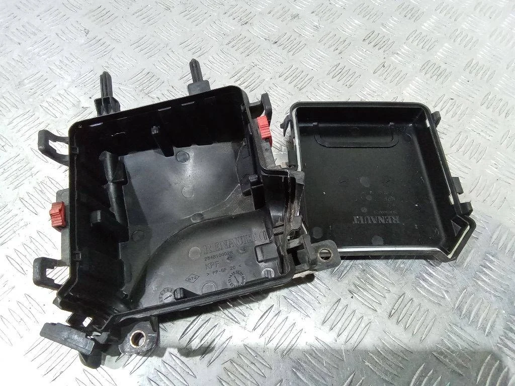 короб предохранителей Renault Scenic 3 поколение