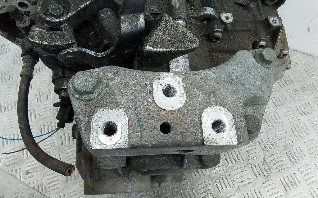 кронштейн коробки (балка кпп) Volkswagen Passat B6